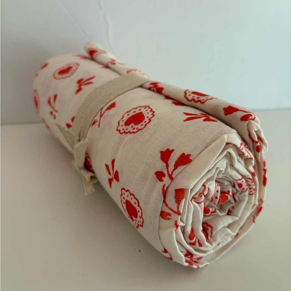 NWOT Urban Outfitters Sweetheart Ditsy Patterned Shower Curtain - Picture 7 of 11
